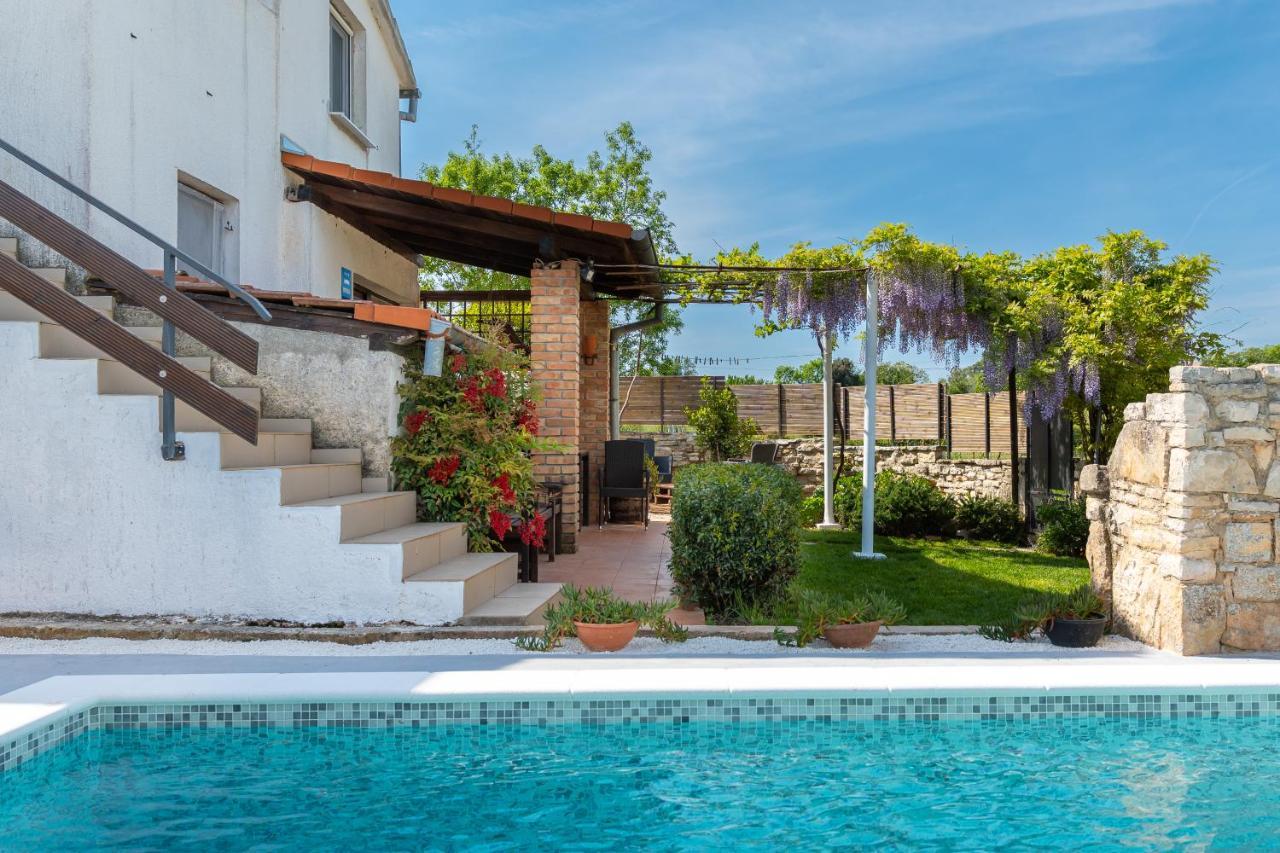 Apartment Adriana On Peaceful Location With Pool Pula Extérieur photo