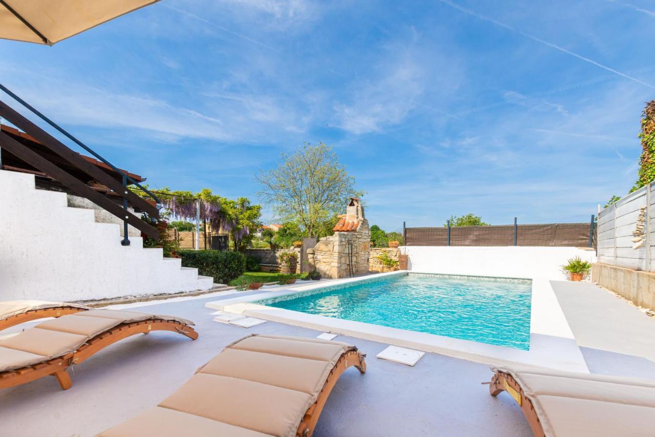 Apartment Adriana On Peaceful Location With Pool Pula Extérieur photo