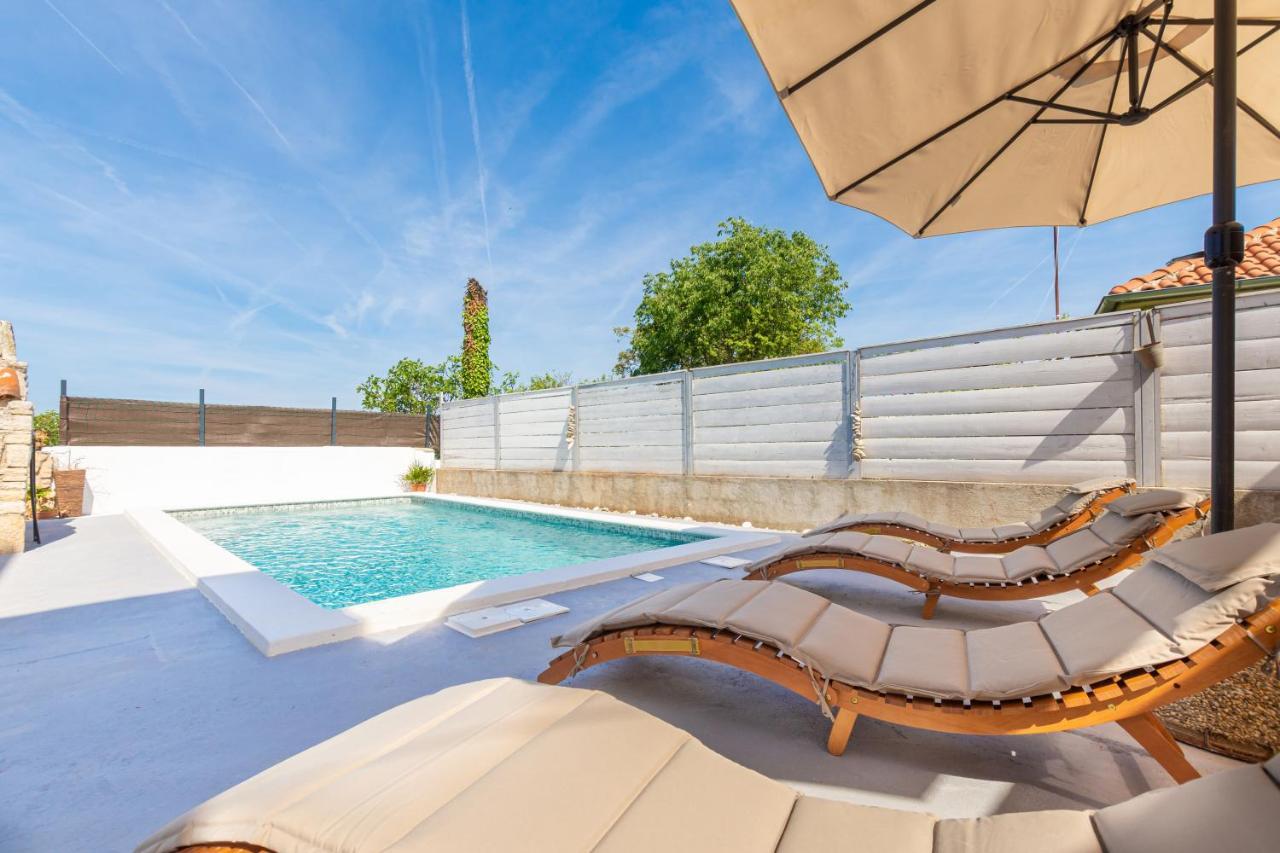 Apartment Adriana On Peaceful Location With Pool Pula Extérieur photo