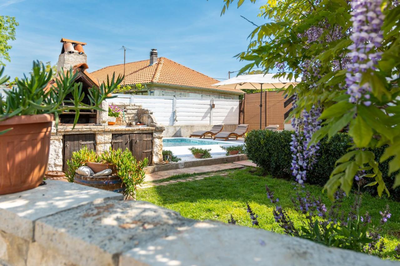 Apartment Adriana On Peaceful Location With Pool Pula Extérieur photo
