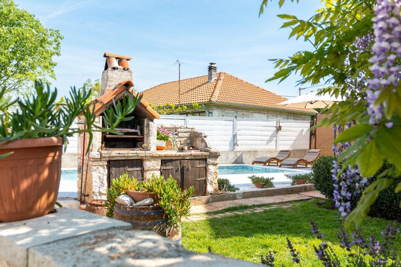 Apartment Adriana On Peaceful Location With Pool Pula Extérieur photo
