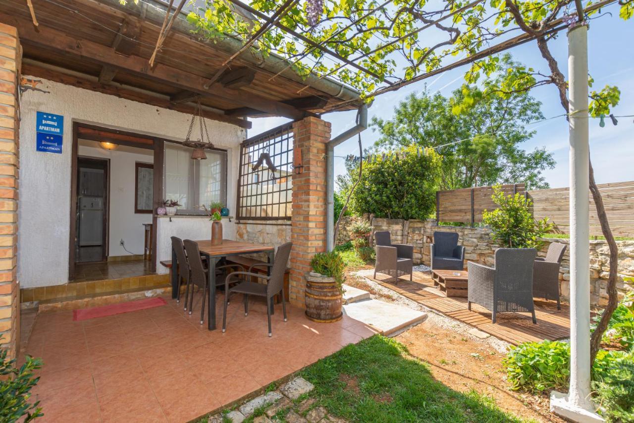 Apartment Adriana On Peaceful Location With Pool Pula Extérieur photo